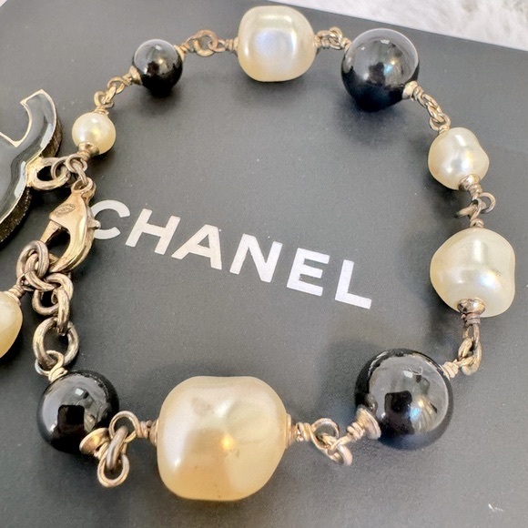 Chanel Enamel Pearl Beaded CC Bracelet - Picture 7 of 9